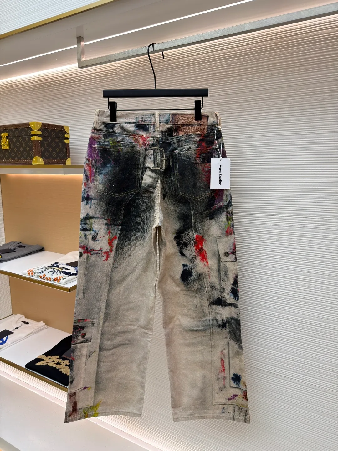 Acne Studios 3D color printed jeans ●Original version: Purchased and developed by 4989 ●Item number: 1681426- ●Material: denim fabric ●Technology: 3D production ●Version: loose fit ●Weight: about 720 grams ●Size: XS-S-M-L-XL-XXL ●Description: Customized high-weight organic cotton twill (14oz) is specially developed for ACNE. It is blended with long-staple cotton + 2% elastic fiber to ensure a crisp feel and moderate extensibility, suitable for loose tailoring. Distressed effect and 3D thermal transfer technology: It is a non-traditional washed distressing treatment. The surface distressed texture is not achieved through physical friction or bleaching. Instead, 3D thermal transfer technology is used to penetrate the preset distressed pattern into the interior of the fiber using high temperature and high pressure to achieve pixel-level distressed details such as partial whitening and shadow gradients, and the color fastness is better than traditional printing. The overall wiring is straight and delicate, the fabric is comfortable and soft, and the color is consistent without color difference. It can be matched with the same style to create a fashionable look and control various occasions. Customized accessories, complete with three standards, same style for men and women!